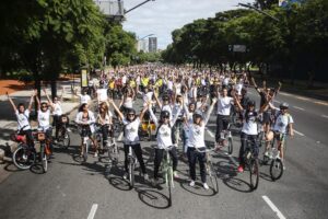 Calles de Domingo y Bicicleteada Familiar Mujeres en Bici